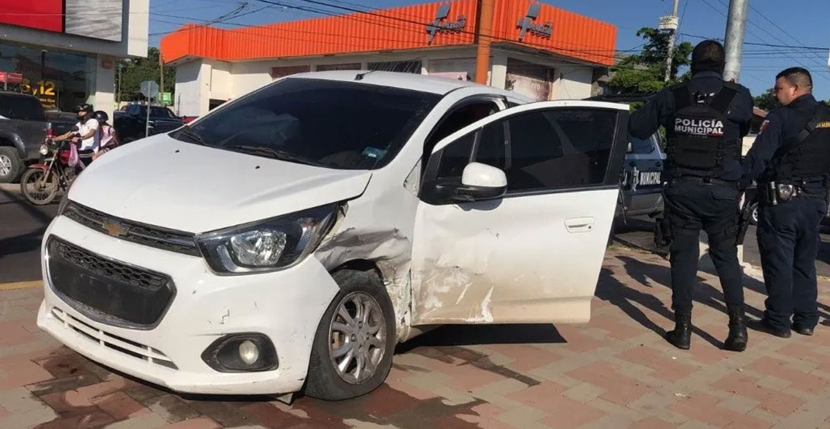 Hombres armados abandonan auto tras un choque