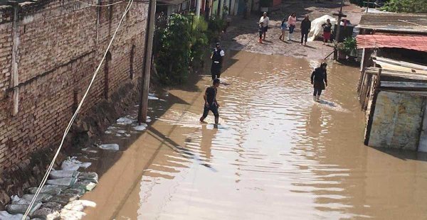 Se inundan cada año pese a que viven en zona federal