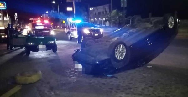 Provoca aparatoso accidente por ir a exceso de velocidad