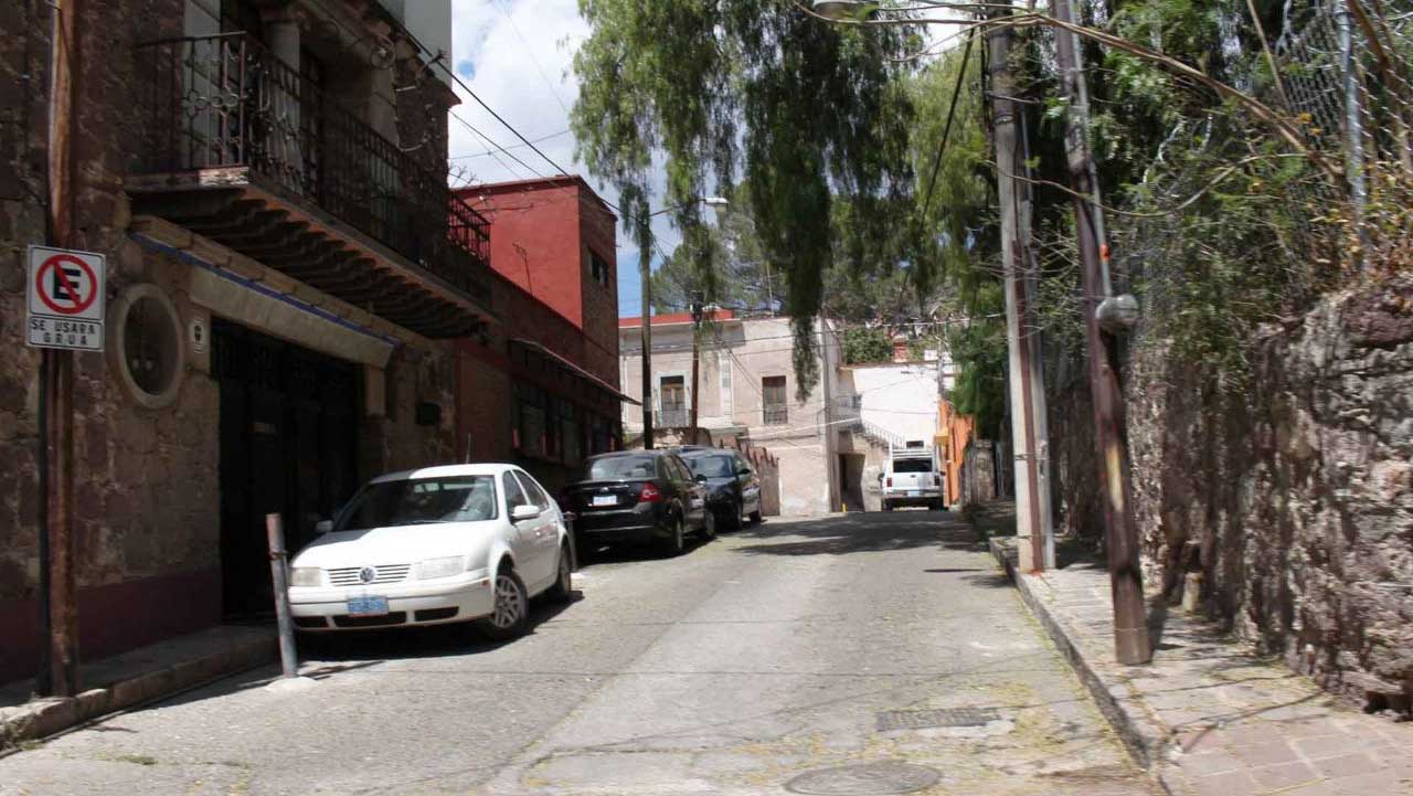 Capitalina menor de edad da a luz a su hijo en plena calle