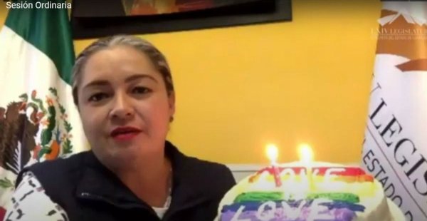 Con un pastel, ‘celebra’ diputada perredista iniciativa en favor de matrimonios igualitarios