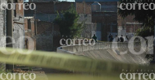 Abandonan el cuerpo de un hombre en un arroyo de León