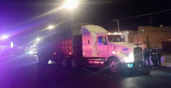 Localizan tráiler abandonado con impacto de bala en el parabrisas