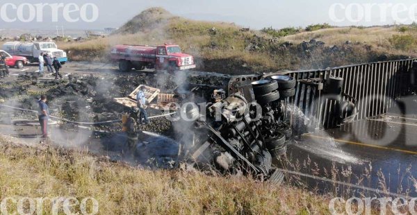 Aparatoso accidente en la Morelia-Salamanca deja a un hombre y una mujer sin vida