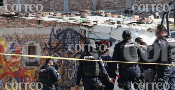 Asesinan a dos hombres al interior de una vivienda junto a las vías del tren