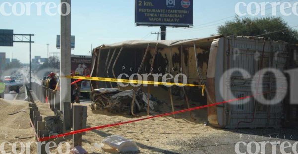 Vuelca caja de tráiler en la León- Silao y deja a una persona muerta