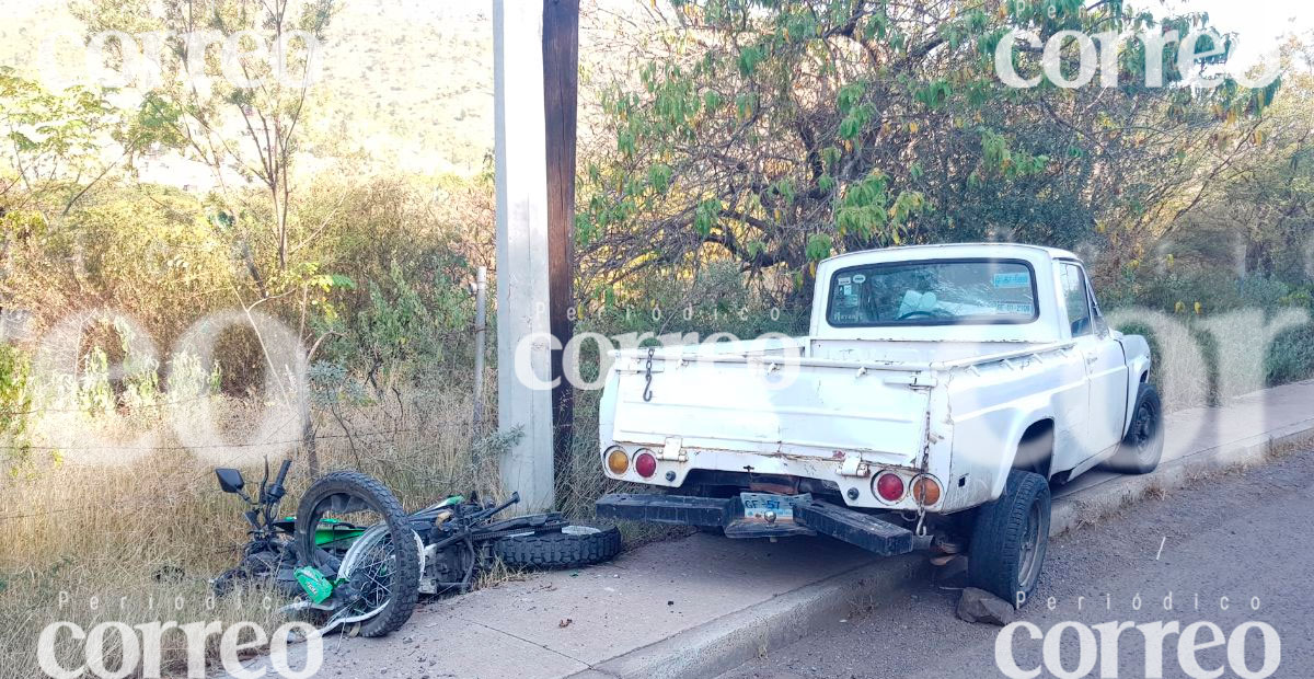 Motociclista es arrollado por camioneta en Pueblito de Rocha