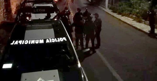 Riña entre policías y civiles deja a una mujer lesionada