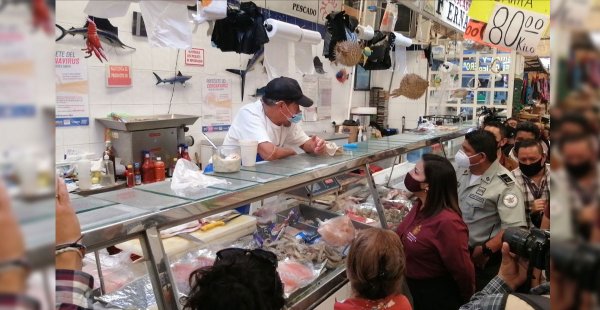 Alcaldesa recorre el mercado “Tomasa Esteves” y entrega constancias a comerciantes