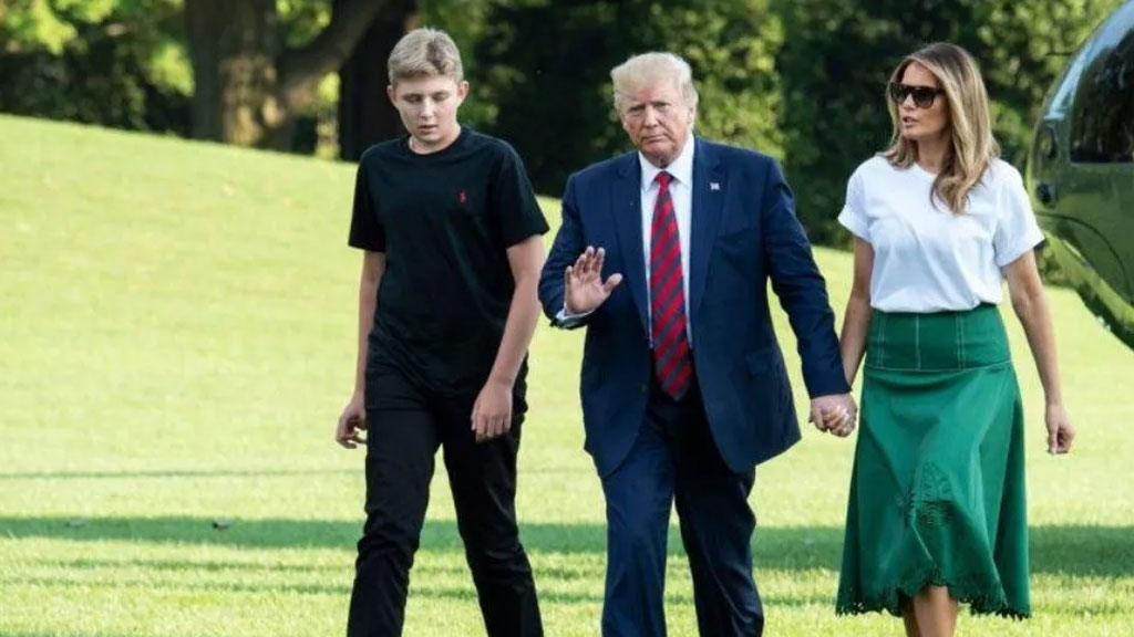 Melania Trump revela que su hijo Barron dio positivo a COVID-19