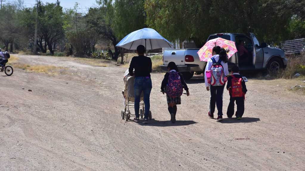 Mujeres trabajan más que ellos en el hogar