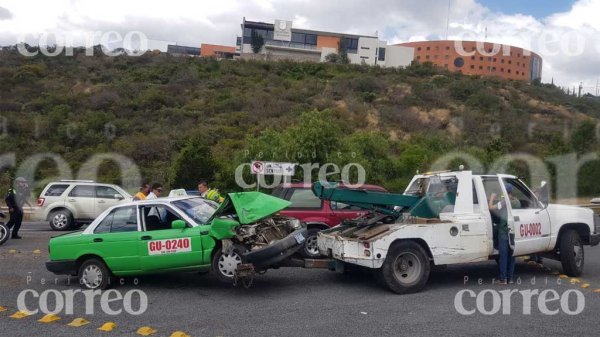 Choque entre un taxi y carro particular deja a una persona lesionada en la Capital