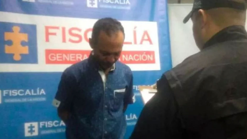 Profesor encierra a alumna en salón de clases y abusa de ella