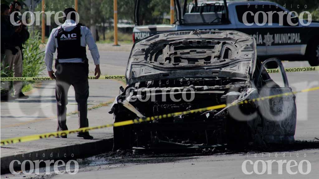 Incendian vehículo frente a la Universidad Politécnica de Guanajuato