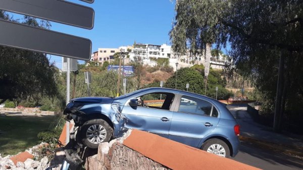 Conductor destroza su coche pero resulta ileso