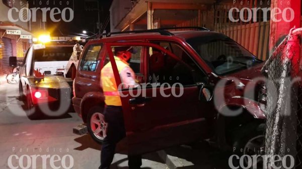 Camioneta se impacta contra escuela, hay cuatro lesionados