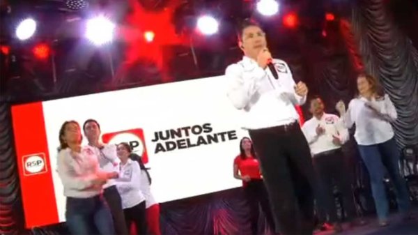 Sorprende diputado con peculiar canción