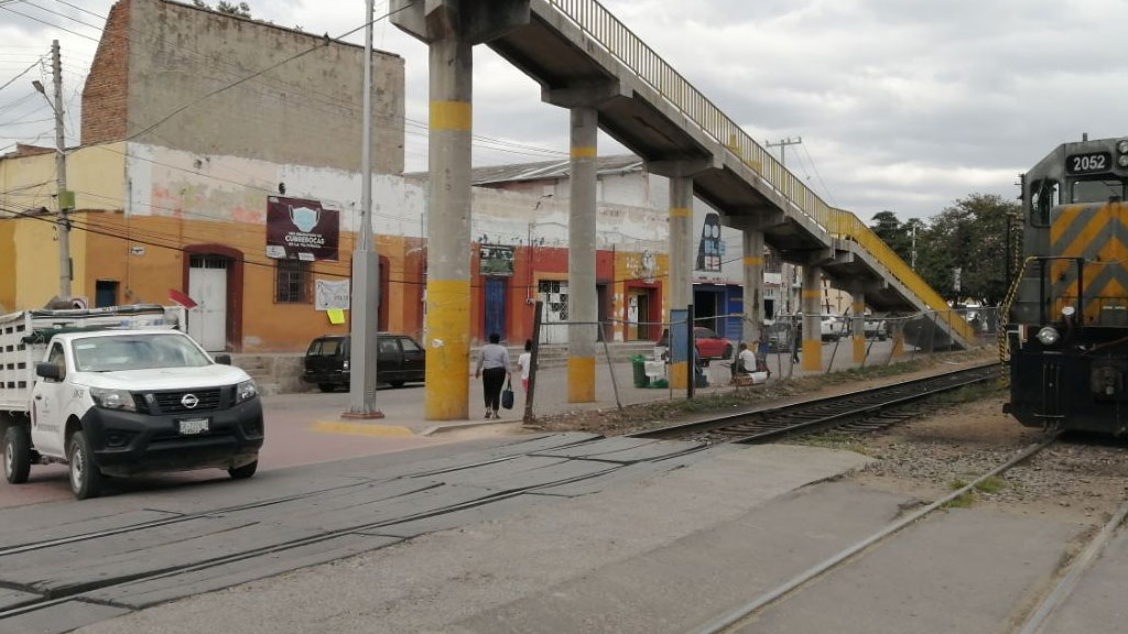 Incomoda a habitantes de Comonfort bloqueos del tren en calles principales