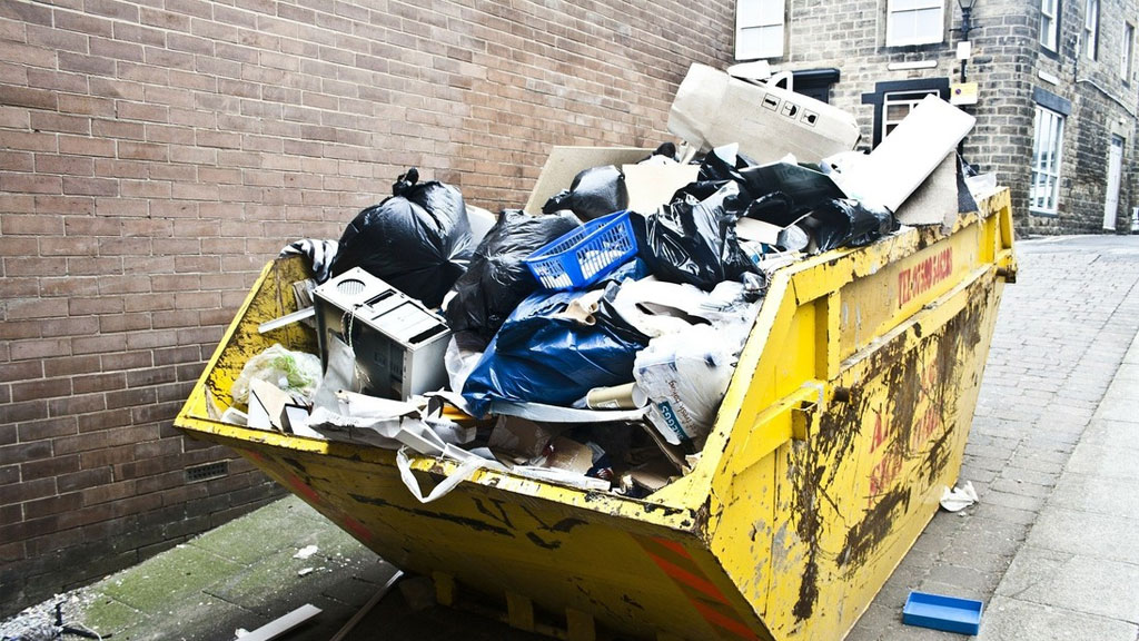 Niñera arroja un bebé de 8 meses a la basura, luego de apuñalar a la madre