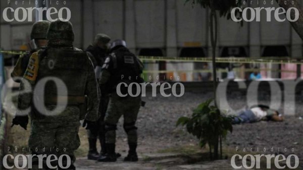 Hombre queda acribillado junto a la vía del tren