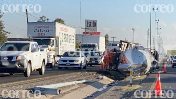 Reportan choque ente una pipa y un tráiler en la Irapuato-Abasolo