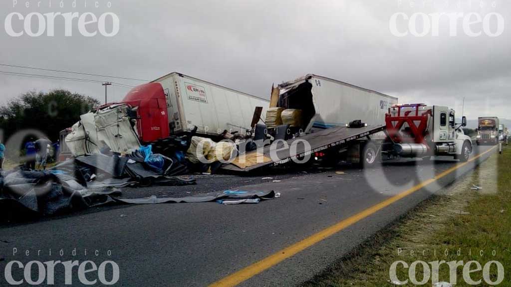 Tráilers chocan entre sí; dejan a un herido grave y la carretera bloqueada