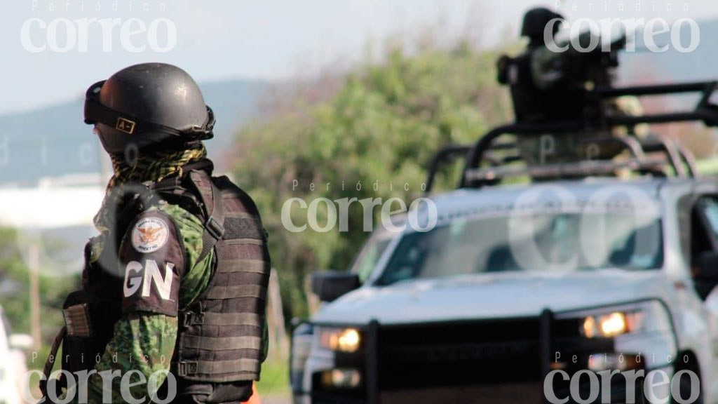 Sorprenden a sujetos en un BMW dejando restos humanos y se desata enfrentamiento