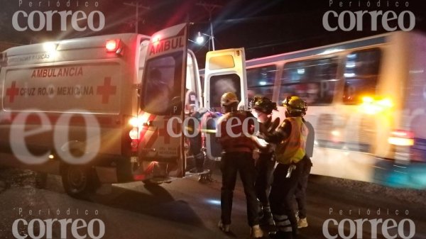 Transporte de personal impacta a un auto, pareja sale herida