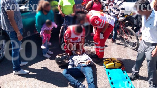 Familia que viajaba en moto se estrella contra un auto: hay un herido