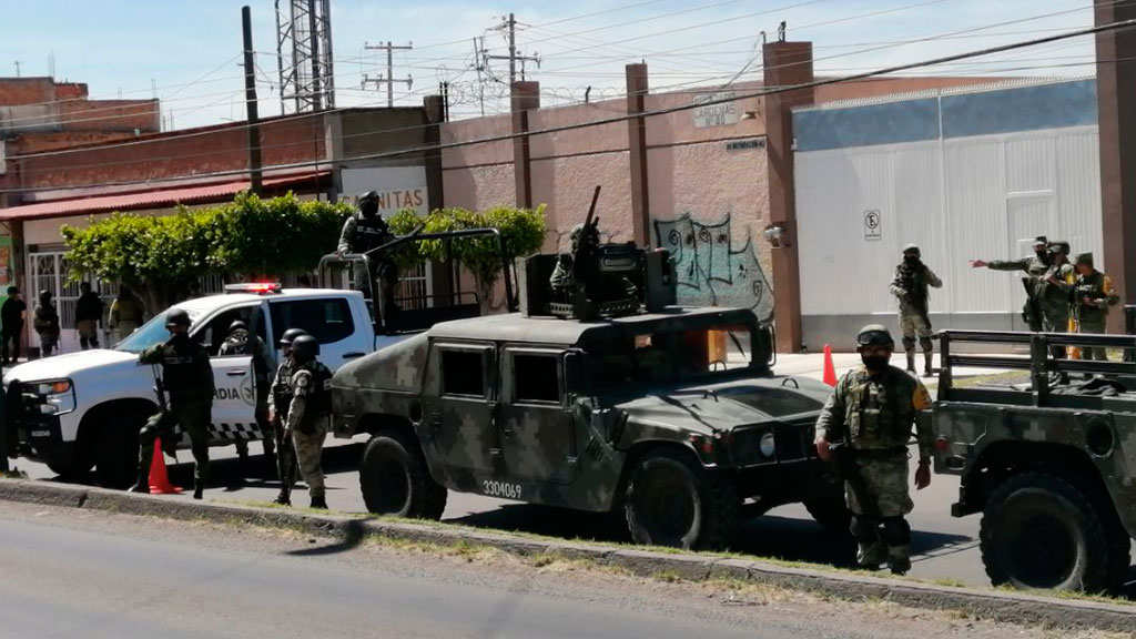 Balean hombre afuera de un negocio de carnitas