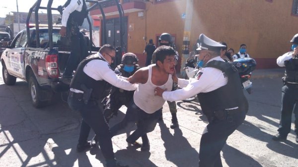 Colonos apedrean a policías y a GN tras una agresión a un civil; hay 3 detenidos