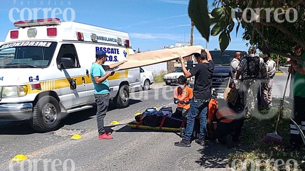 Fuerte choque entre camioneta y motoneta deja a dos lesionadas