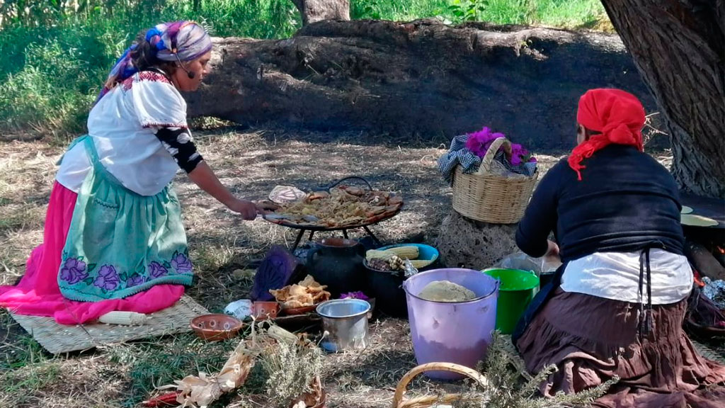 Rinden cocineras otomis un tributo al maíz y la milpa