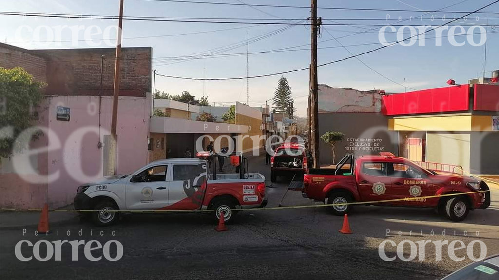 Cierran calles de Acámbaro por limpiar derrame de aceite