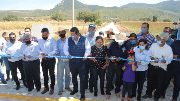 Sinhue visita Tarimoro y hace entrega de obras en infraestructura