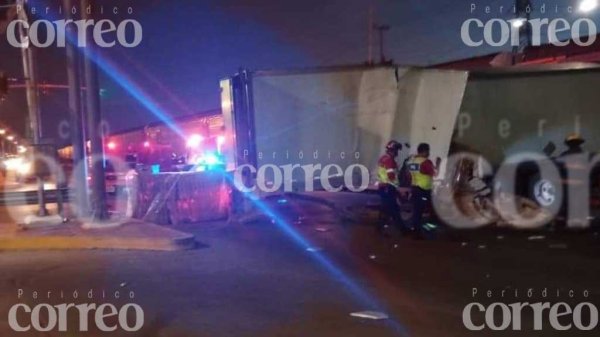 Tren arrolla a tráiler y conductor se salva de ¡MILAGRO!