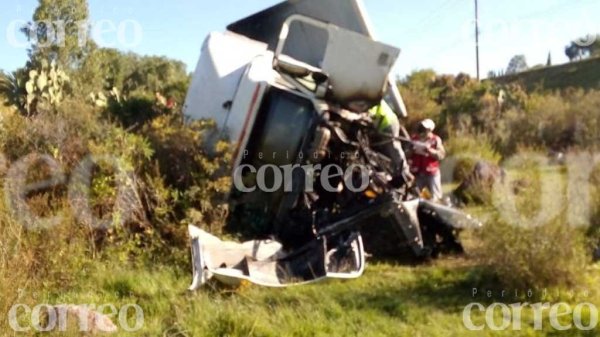 Aparatoso accidente deja muerto al conductor de un tráiler en San José Iturbide