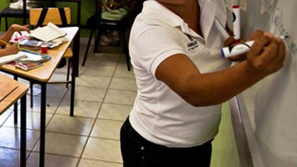 Incumplen a docentes con salarios atrasados