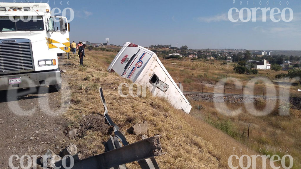 Volcadura de camión sobre la carretera Irapuato-Silao deja dos lesionados