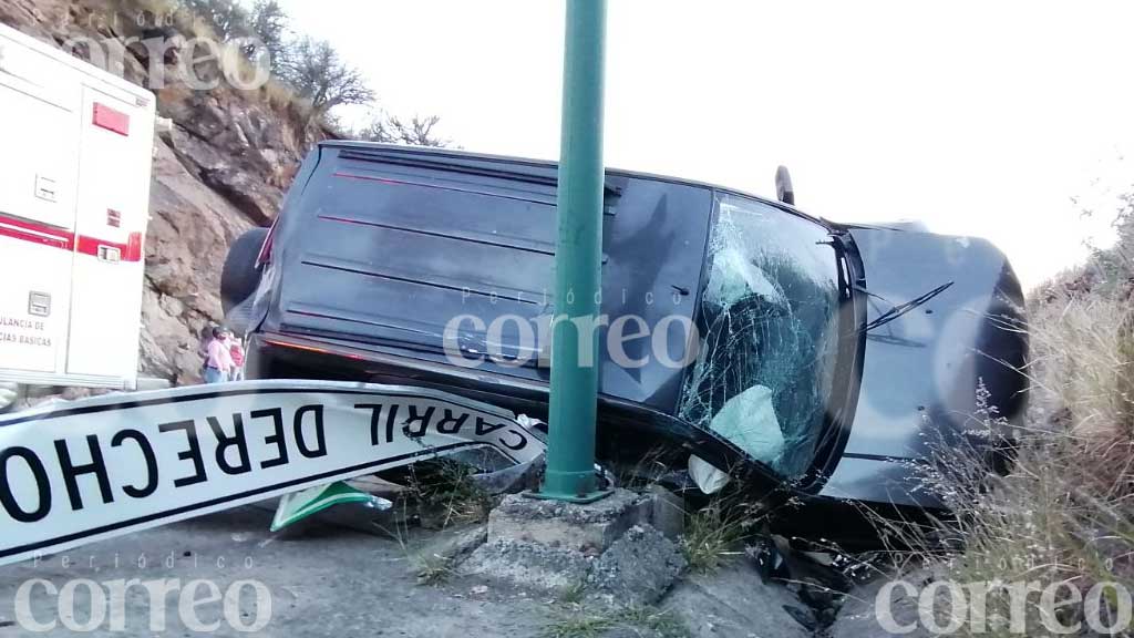 Joven pierde el control en acceso Chávez Morado y vuelca su unidad