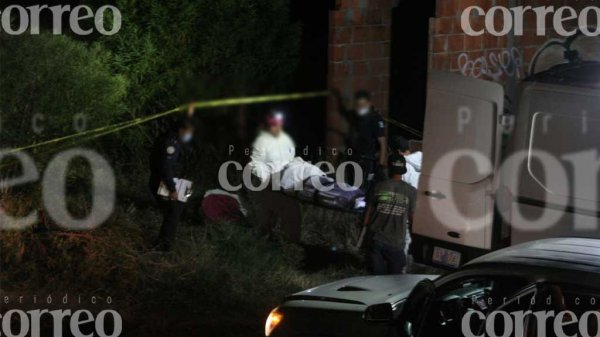 Encuentran a hombre ejecutado al interior de un vehículo