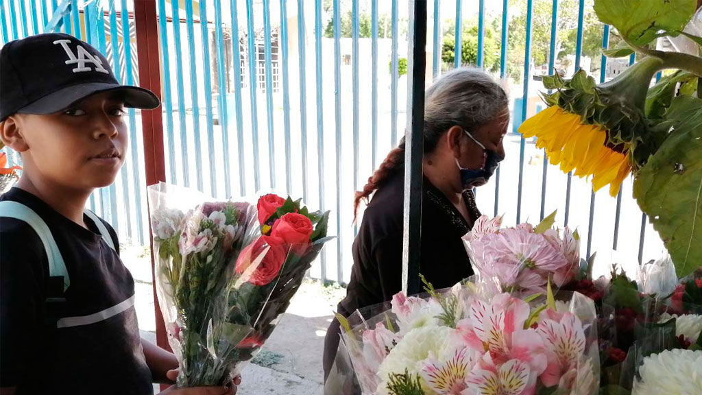 Prohiben a vendedores de flores instalarse por Día de Muertos