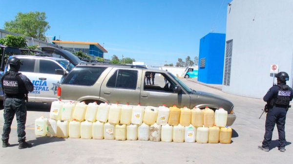 Huachicoleros son descubiertos; abandonan unidad con más de 600 litros de combustible