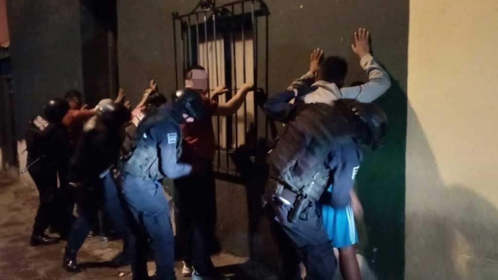 Arrestan a cinco jóvenes en la Capital por agredir a policías y alterar el orden