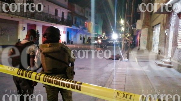 Dejan cuerpo decapitado al exterior de un negocio en León