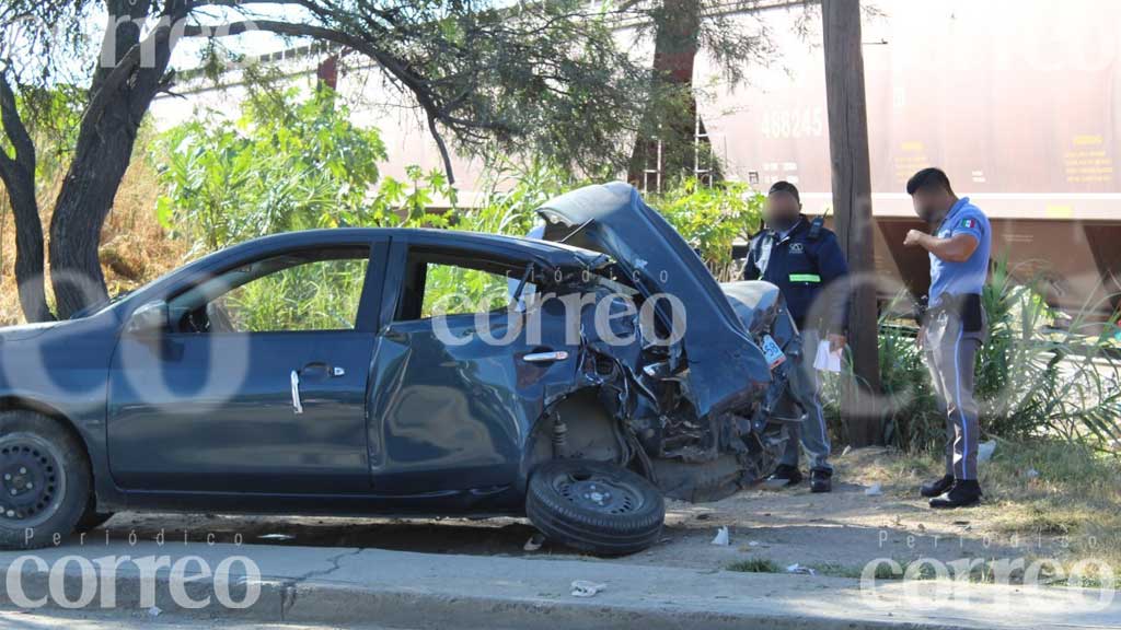 Tren embiste a conductora tras querer ganarle el paso