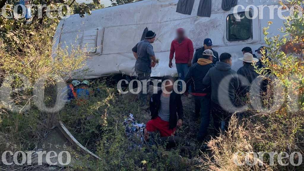 Volcadura en la Manuel Doblado-La Piedad deja al menos 30 lesionados y dos mujeres muertas