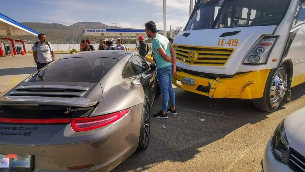 Porsche valuado en casi 2 mdp es impactado por camión urbano