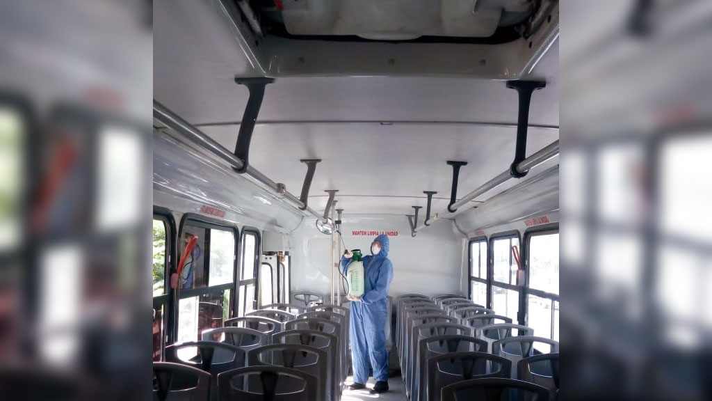 Sanitizan autobuses de transporte público en la capital