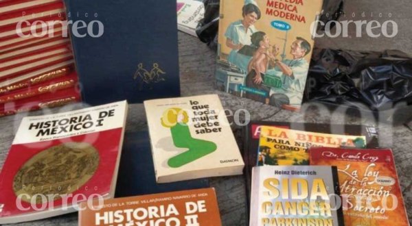 Indigna a irapuatenses que libros sean tratados como basura; los tiraron a la calle